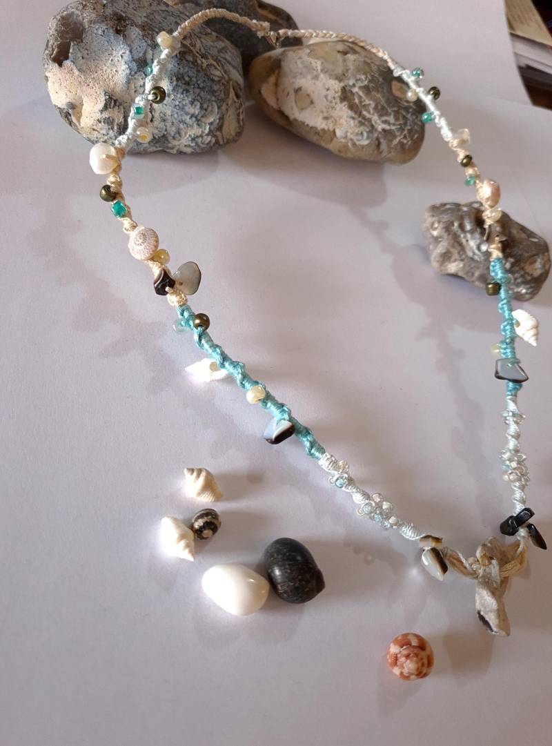 Maritime Makramee Halskette Mit Kleinem Hühnergott, Meeresschnecken, Glasperlen Und Perlmutt von Naturschmuckecke