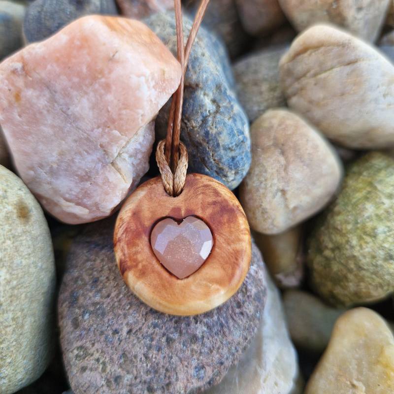 Anhänger Aus Einer Weiden Baumperle Verziert Mit Einem Pfirsich Mondstein Herz von Naturschmueckerei