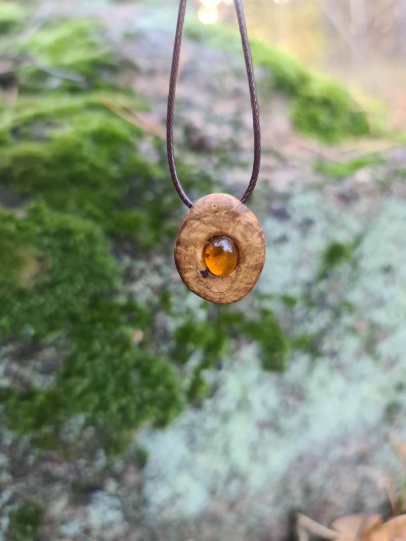 Handgefertigter Anhänger Aus Einer Eichen Baumperle Verziert Mit Einem Bernstein von Naturschmueckerei