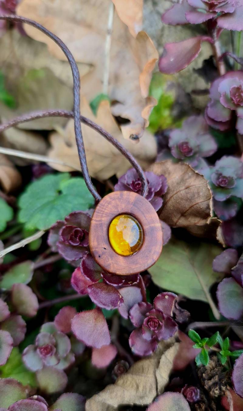 Handgefertigter Anhänger Aus Einer Weiden Baumperle Verziert Mit Einem Bernstein von Naturschmueckerei