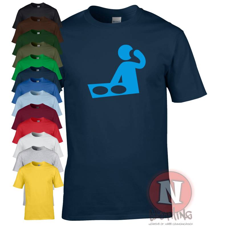 Dj Grafik T-Shirt. Deejay An Den Plattenspielern Stilisiertes Design Teeshirt von Naughteesclothing