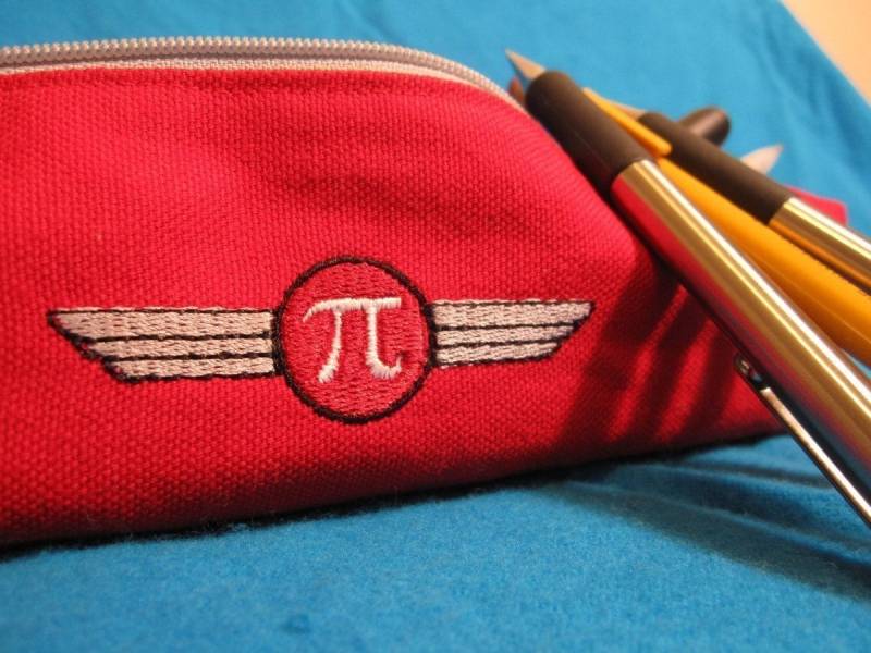 Pi Stiftemäppchen Mit Reißverschluss von NausicaaDistribution