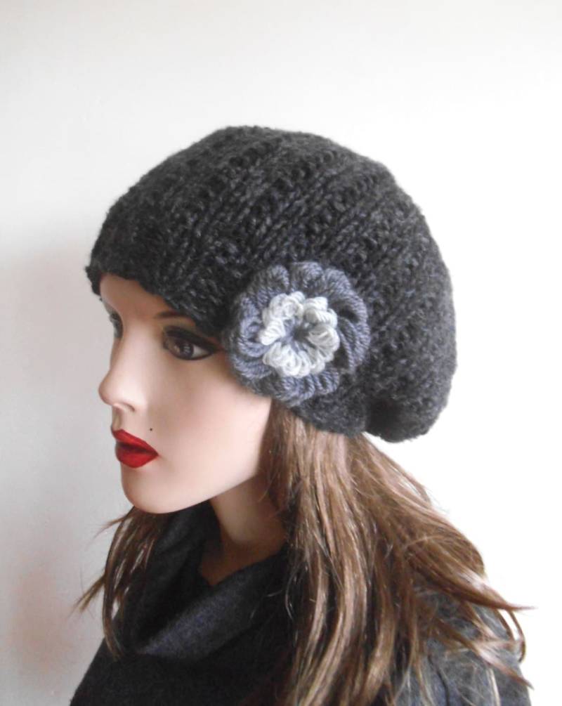 Handgestrickte Dunkelgraue Wollmütze Mit Blumenakzent von NavaVK