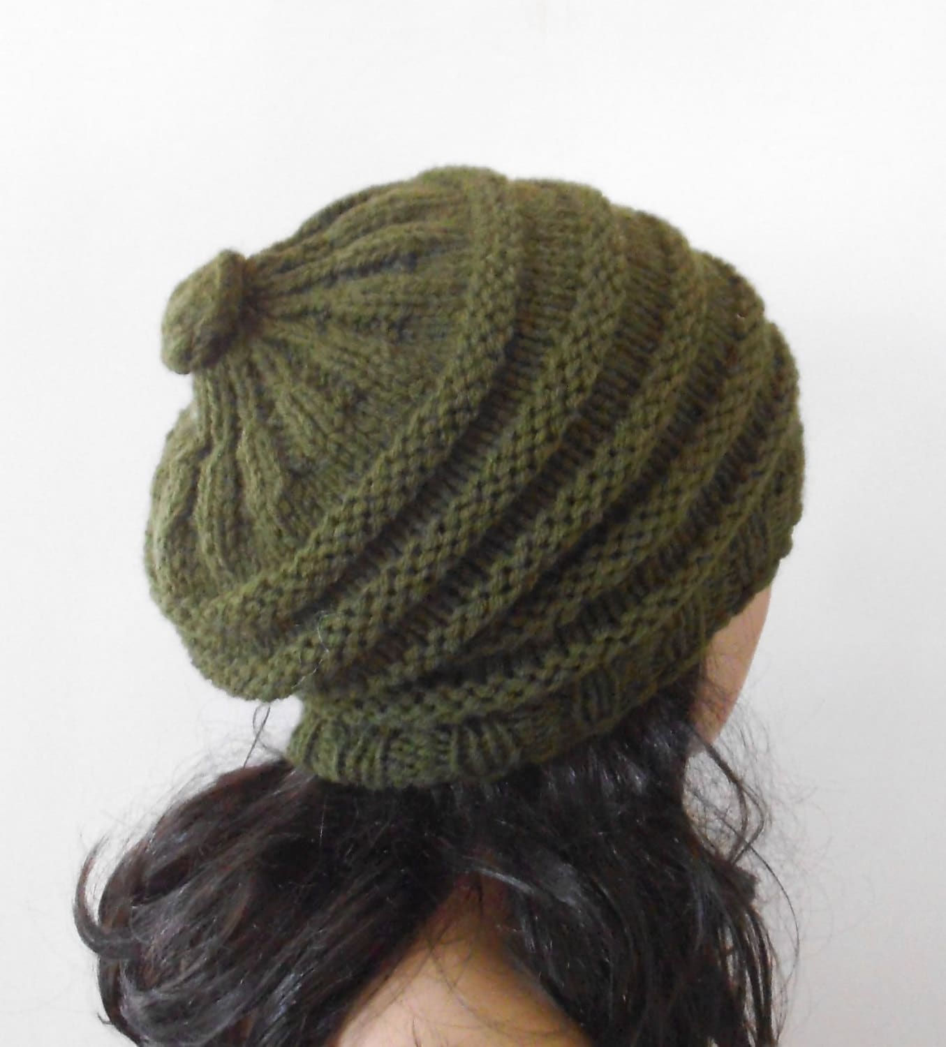 Handgestrickte Olivgrüne Wollmütze von NavaVK