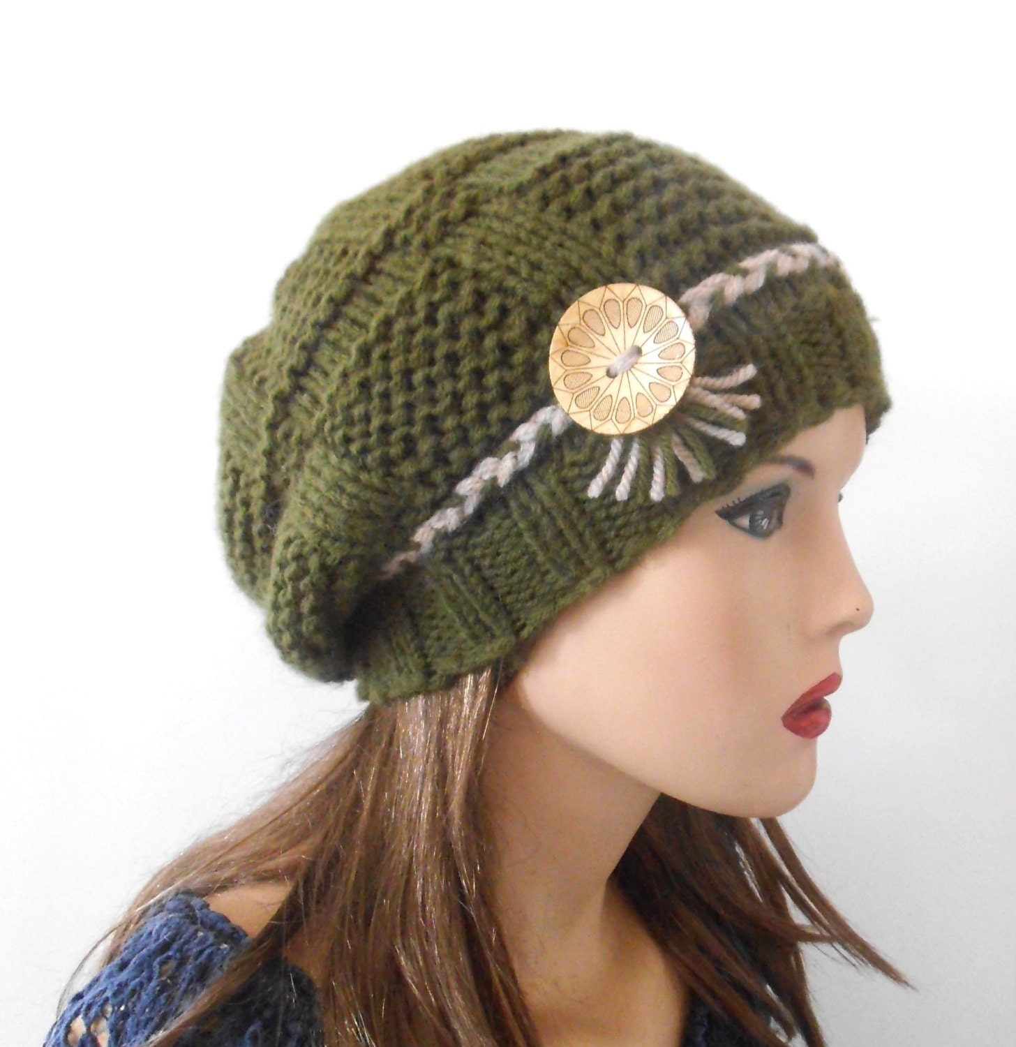 Handgestrickte Olivgrüne Wolle Beanie, Kokos Knopf von NavaVK