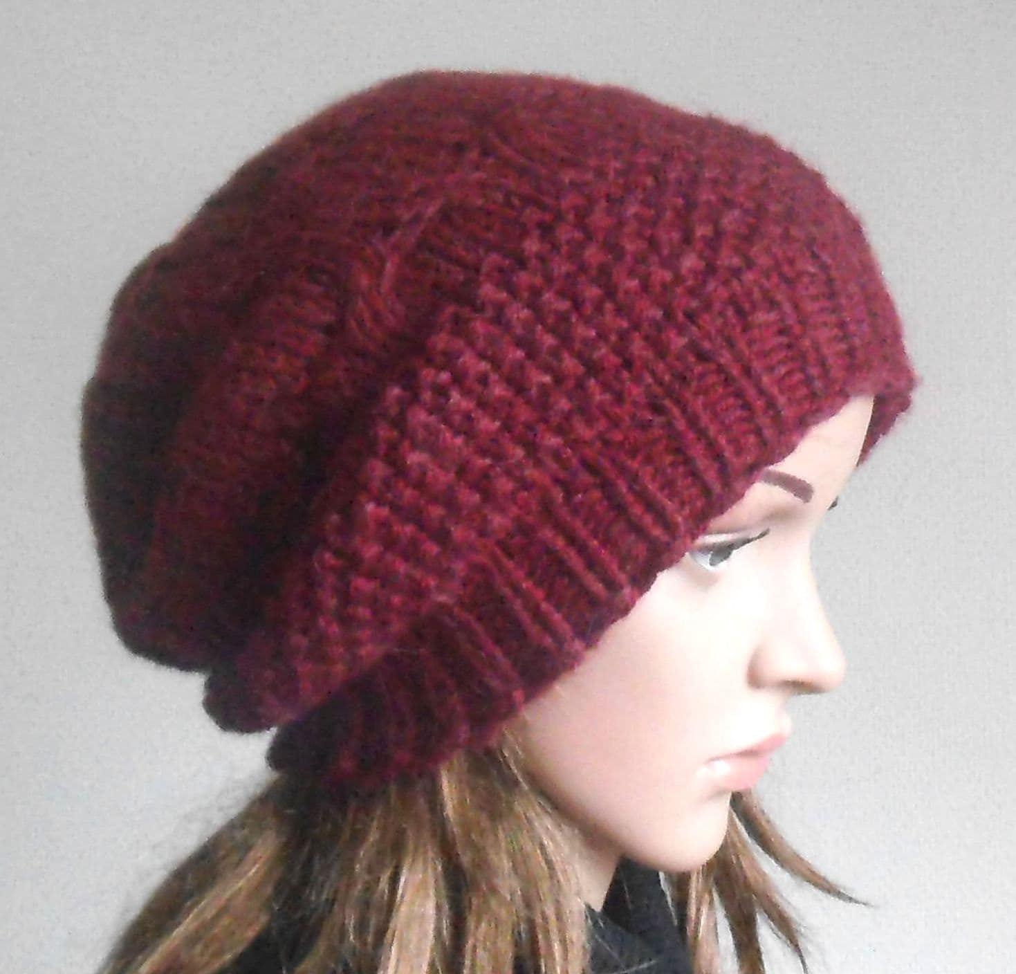 Weinrote Chunky Wollmütze. Slouchy Hut. Handgestrickte Mütze. Wintermütze. Oversized Barett von NavaVK