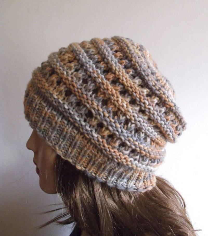 Handgestrickte Beanie Aus Wolle in Pastellfarben von NavaVK