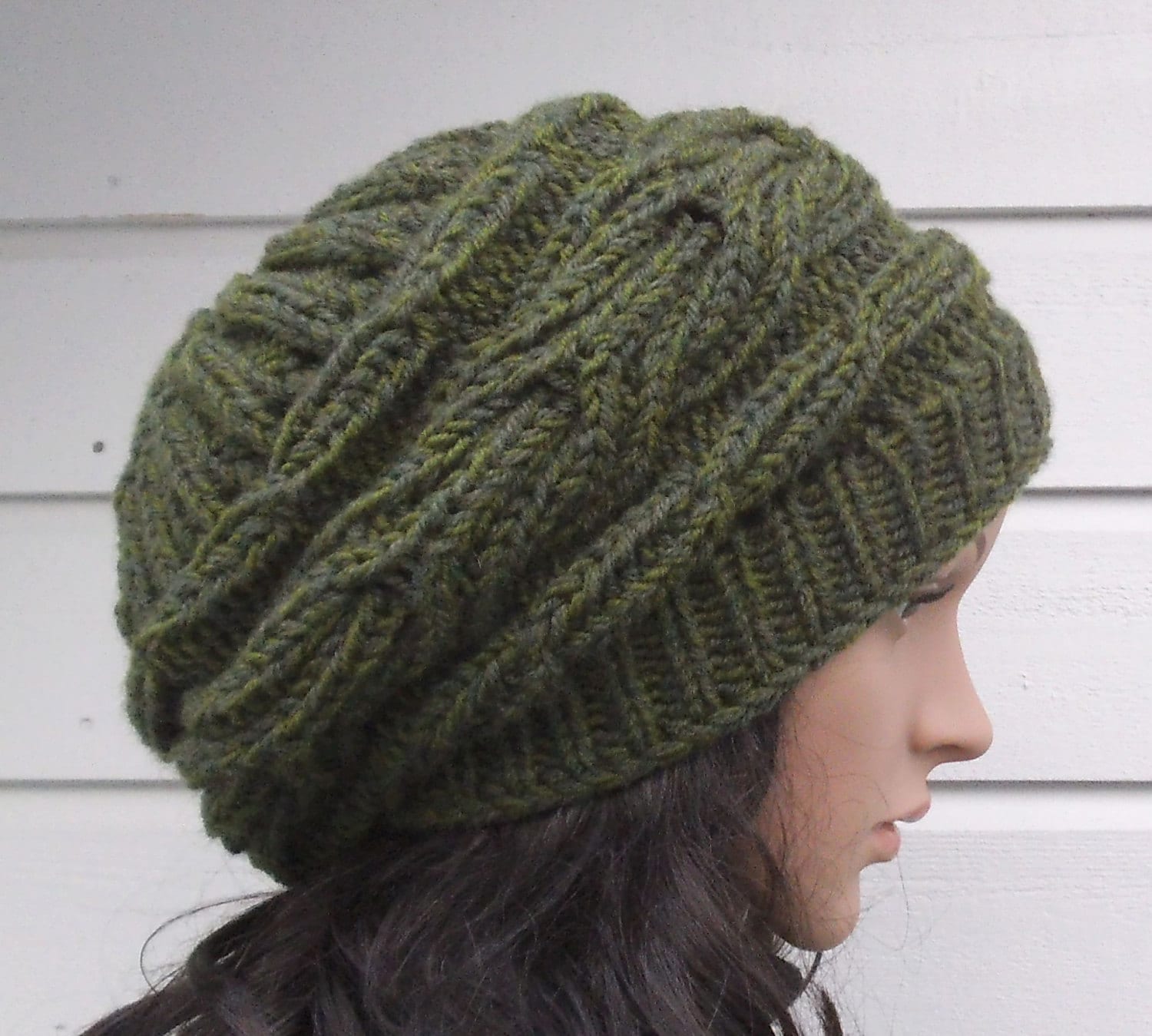 Wolle Oversized Beret. Wintermütze. Handgestrickte Mütze in Der Farbe "Olivgrün" von NavaVK