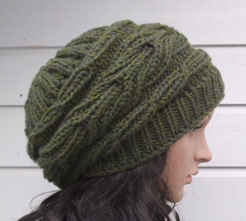 Wolle Oversized Beret. Wintermütze. Handgestrickte Mütze in Der Farbe "Olivgrün" von NavaVK