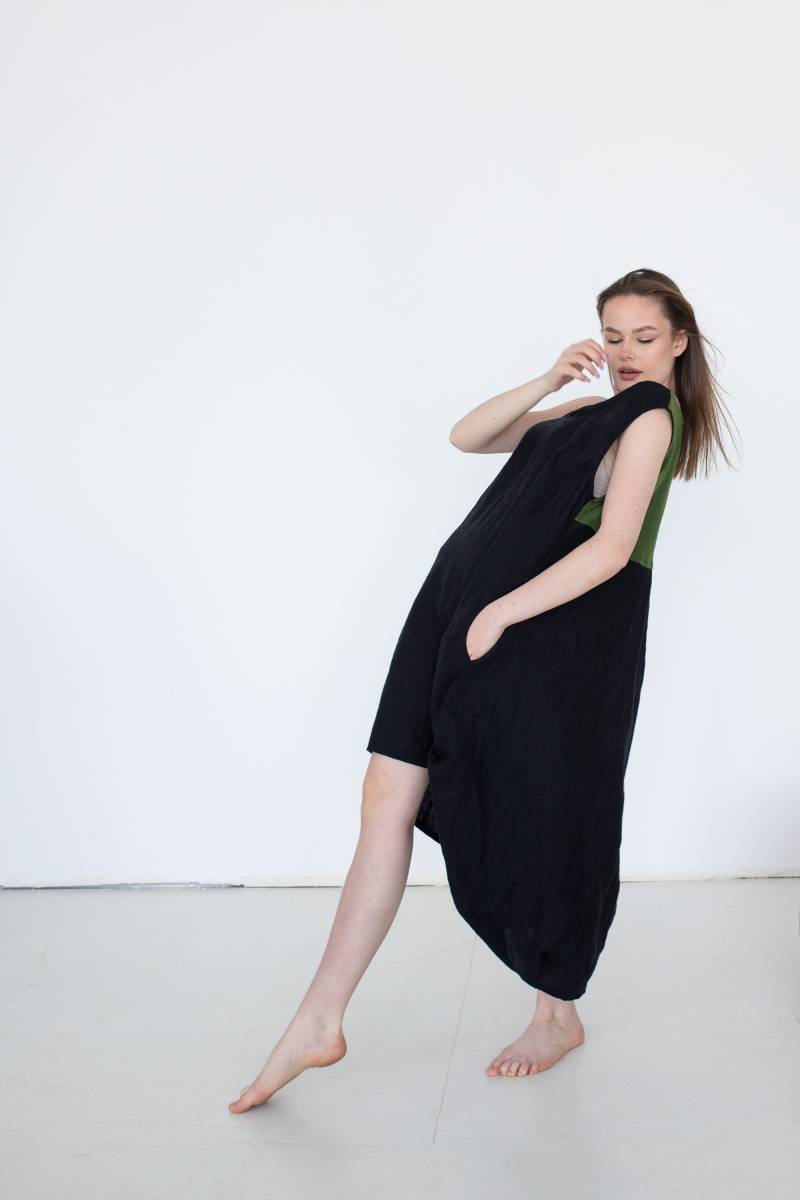 Fließendes Sommerkleid, Strandüberzug, Schwarzes Ärmelloses Kleid, Kleidung in Übergröße, Leinenmidikleid, Boho Strandkleid, Lässiges Einkaufskleid von NavahoClothing