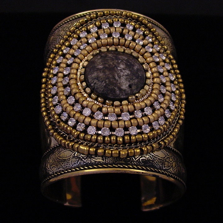 Kristall Und Gold Perlen Cuff Armband von NavajoZuniDesigns