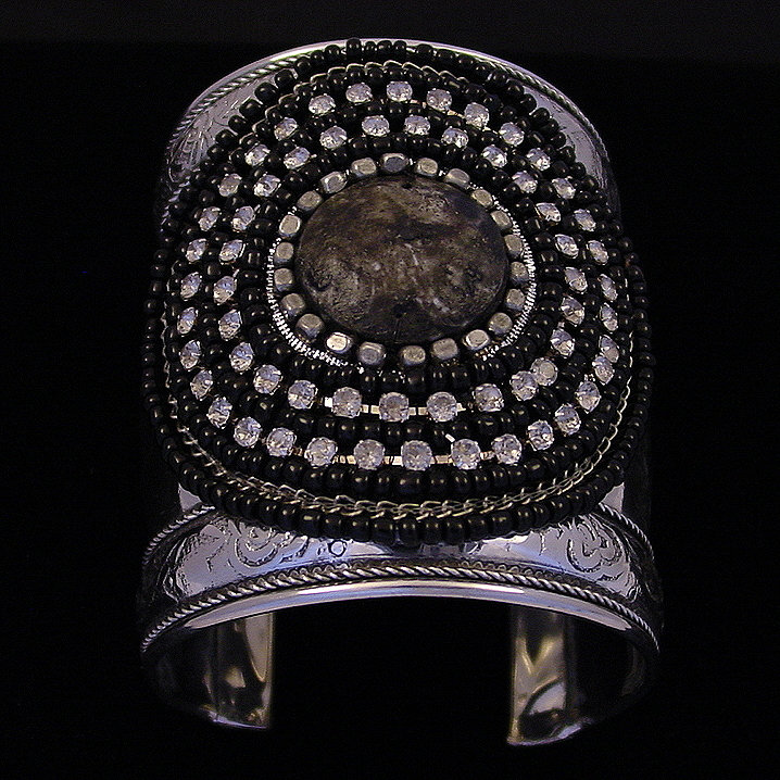 Kristall Und Schwarze Perlen Manschette Armband von NavajoZuniDesigns