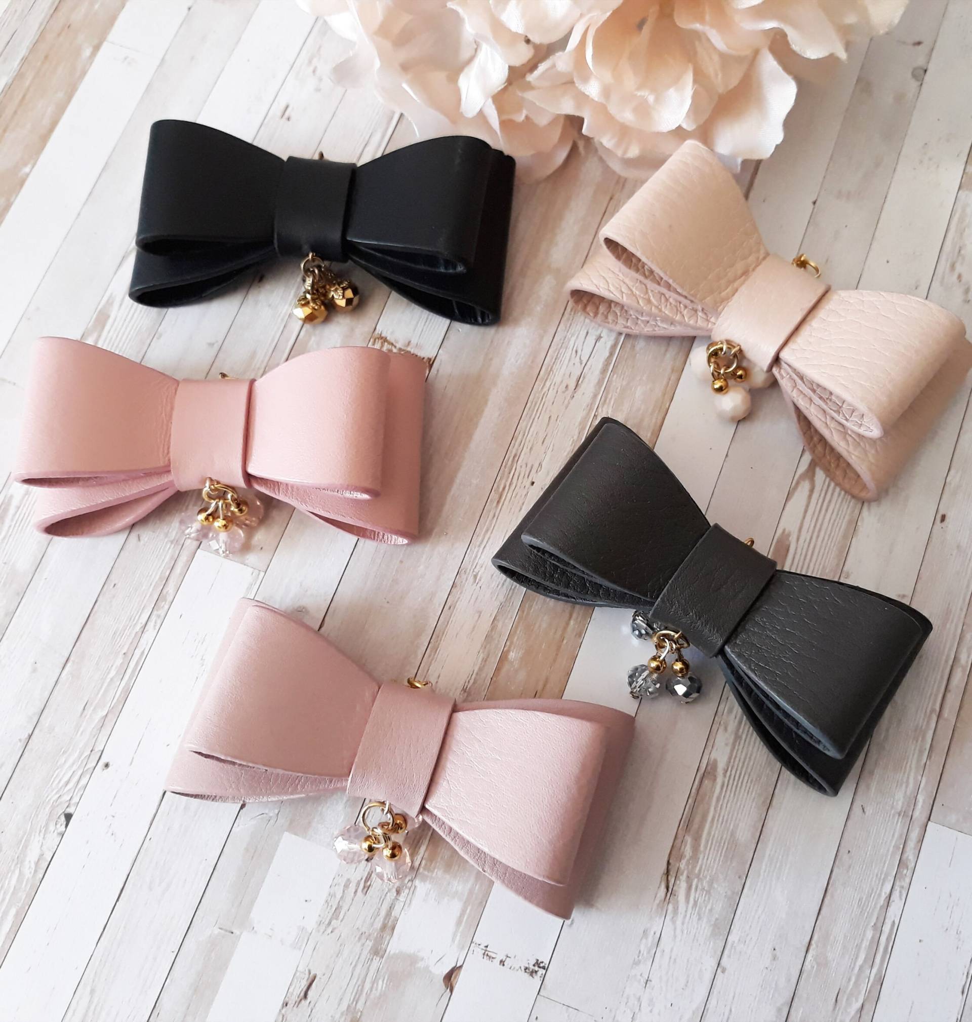 Leder Schleife Planer Charm | Traveler Notebook Charme Karabinerverschluss Anhänger - Journal Clip Midori Anhänger, Clip von NayaPaperie