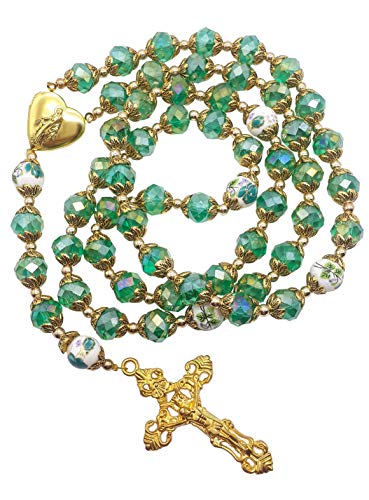 Nazareth Store Grüne Kristallperlen 10mm mit Gold-Rosenkranz, Blumenmuster, Wundermedaille im Herzen-Medaillon und Kreuz, religiöses Amulett für Frauen und Männer, 21 Zoll, in einem Samtbeutel von Nazareth Store