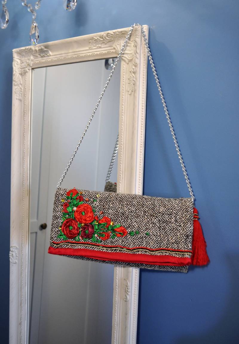 Clutch Aus Tweedwolle Im Fischgrätmuster, Handbestickte Tweed-Clutch, Tweed-Schultertasche, Tweedtasche Mit Blumenstickerei von NazarovaBoutique