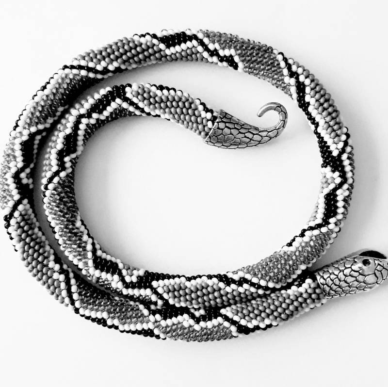 Schwarz Und Weiß Python Schlange Gothic Ouroboros Halskette von NazliDesignProducts