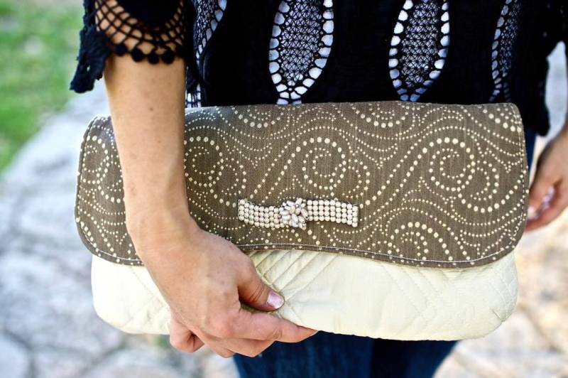 Alabaster Gesteppte Seide Mit Taupe Klappe Abendtasche von NazneensPursenality