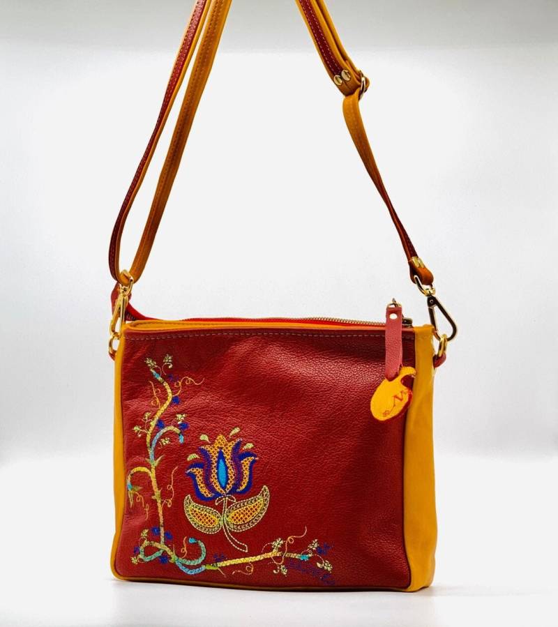 Rote Und Gelbe Bestickte Ledertasche Rote Und Gelbe Bestickte Ledertasche von NazneensPursenality