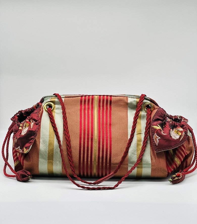 Rote Und Salbeigrüne Seide Kordel Handtasche "Talous Latrec " von NazneensPursenality
