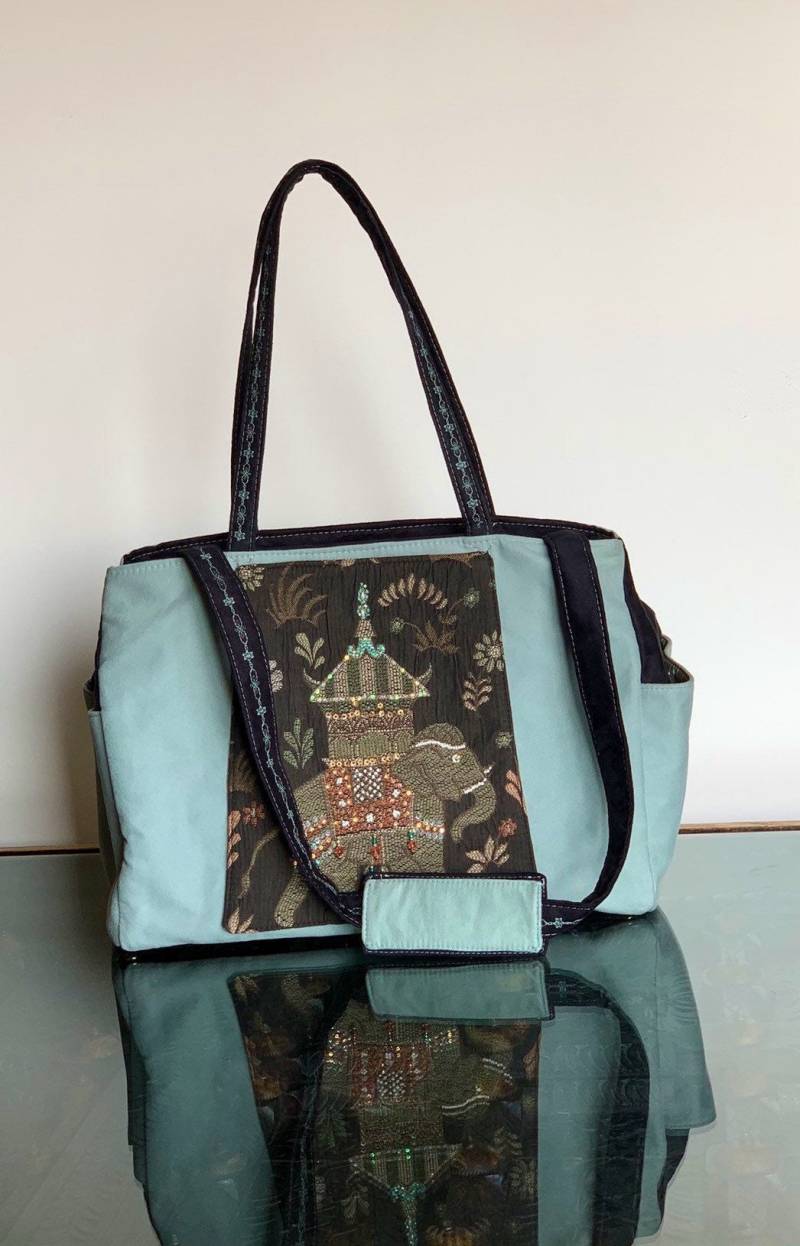 Seegrün Und Schwarz Wildleder Perlen Gobelin Große Reisetasche , "Haathi Mere Saathi" Seegrün Und Schwarz Wildleder Perlen Gobelin Große Reisetasche , "Haathi Mere Saathi" von NazneensPursenality