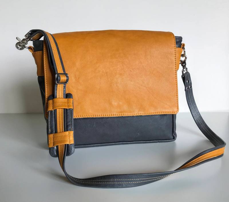 Top-Genarbtes Leder in Grau Und Ocker Herren Umhängetasche von NazneensPursenality