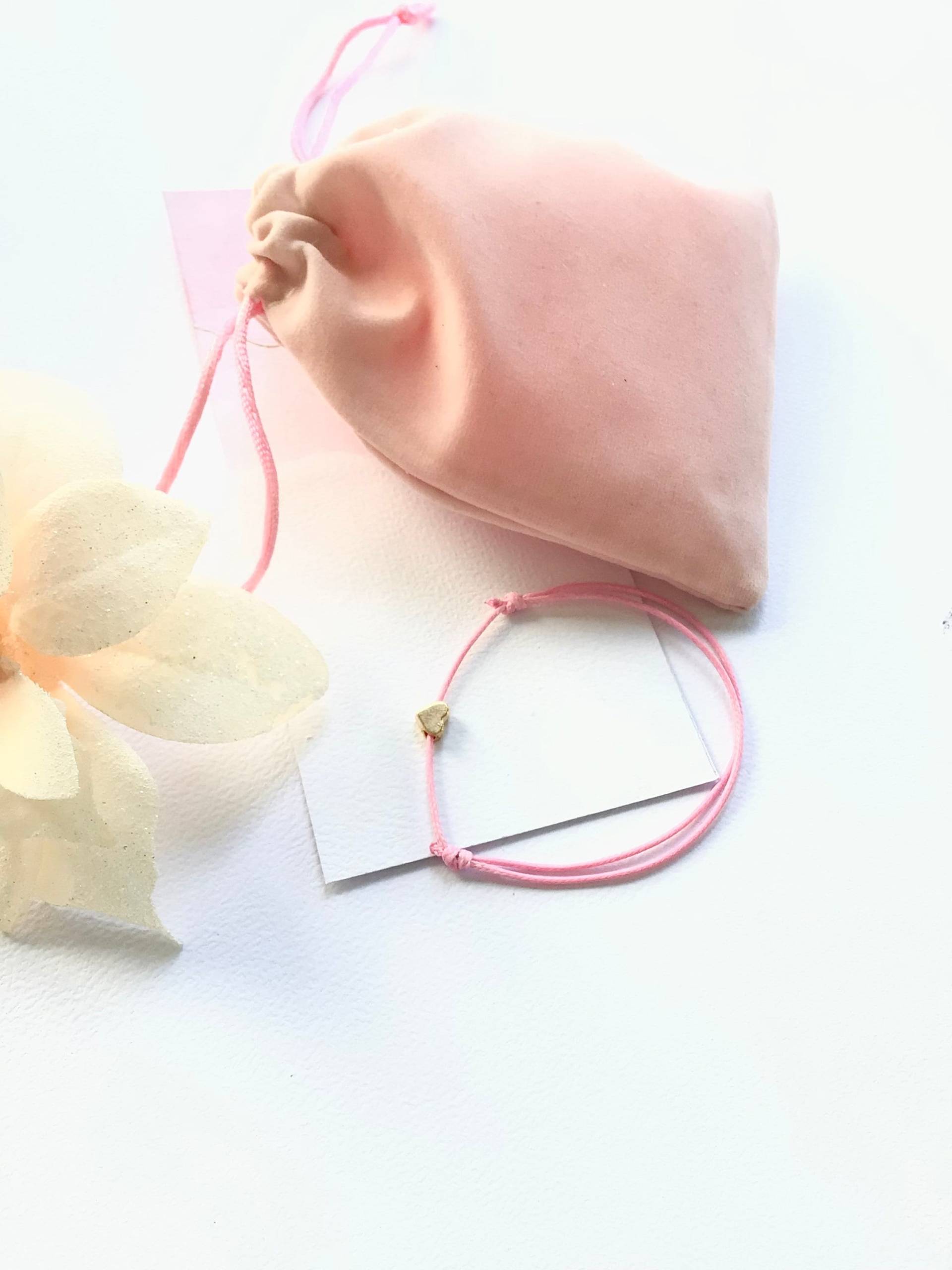 Zartes Makramee Armband, Rosa Mit Herz, Verstellbar, Liebe Und Freundschaft Zartes Makramee Armband, Rosa Mit Herz, Verstellbar, Liebe Und Freundschaft von NeIvaSDesign