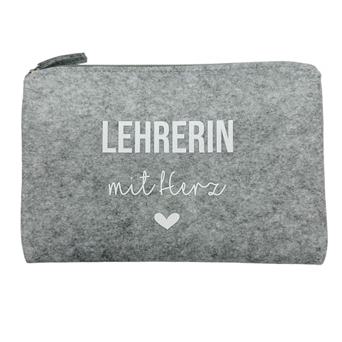 NeLi Lehrerin mit Herz Tasche, Geschenk für Lehrerinnen, kleines Dankeschön Abschiedsgeschenk Clutch aus grauem Filz mit weißer Schrift von NeLi