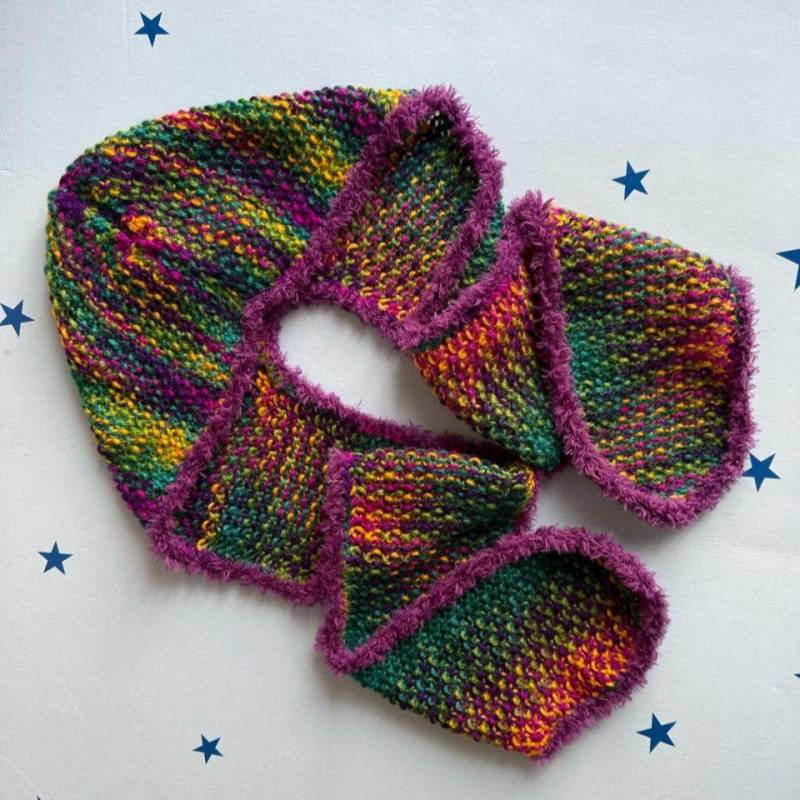 Balaclava in Schlangenschuppen-Optik Mit Langen Bindebändern, Kunterbunter Helm Fellbesatz, Weiche Winterkapuze, Handgefertigte Strickmütze Langem von NeYuknits