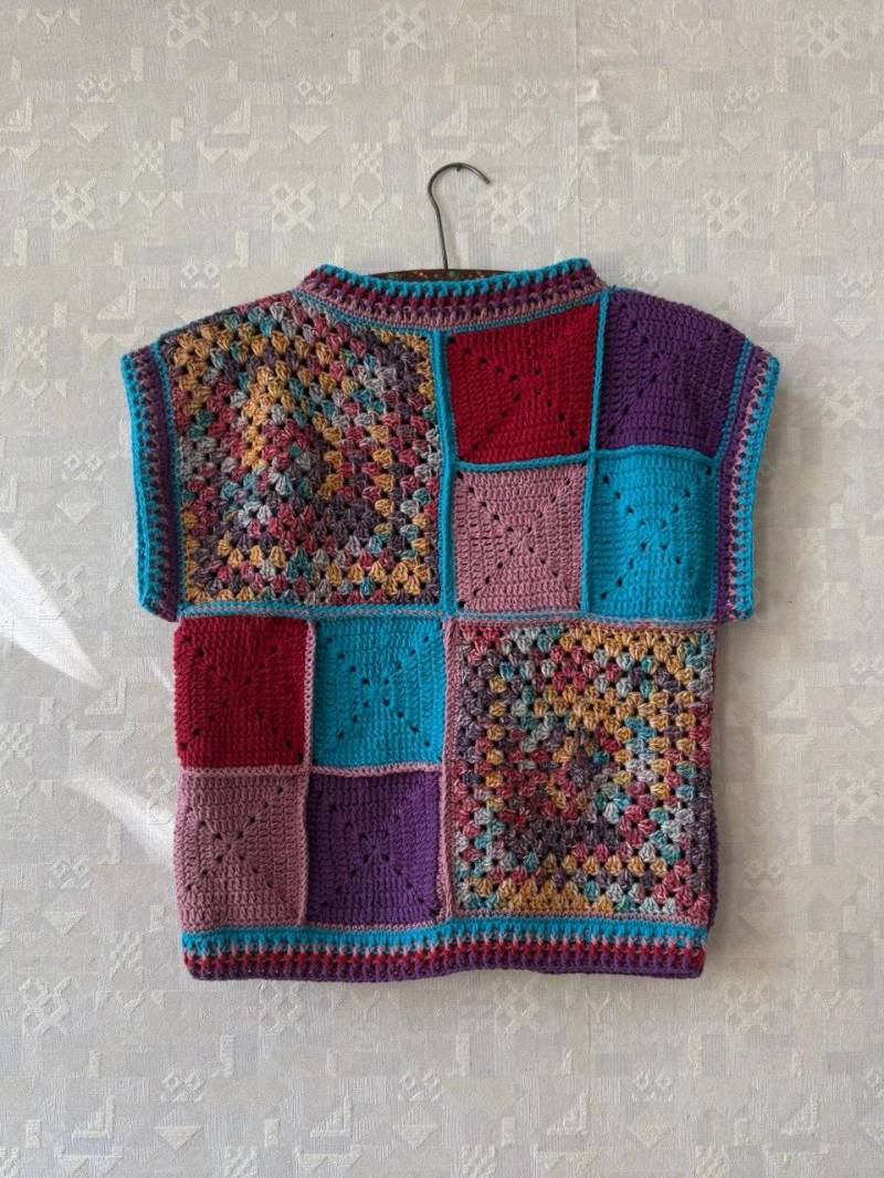 Patchwork Oma Quadrat Weste Karierter Ärmelloser Pullover, Herbstfarben Kariertes Top, Boho Geschenkidee, Schulanfang T-Shirt, Weiche Baumwollweste von NeYuknits