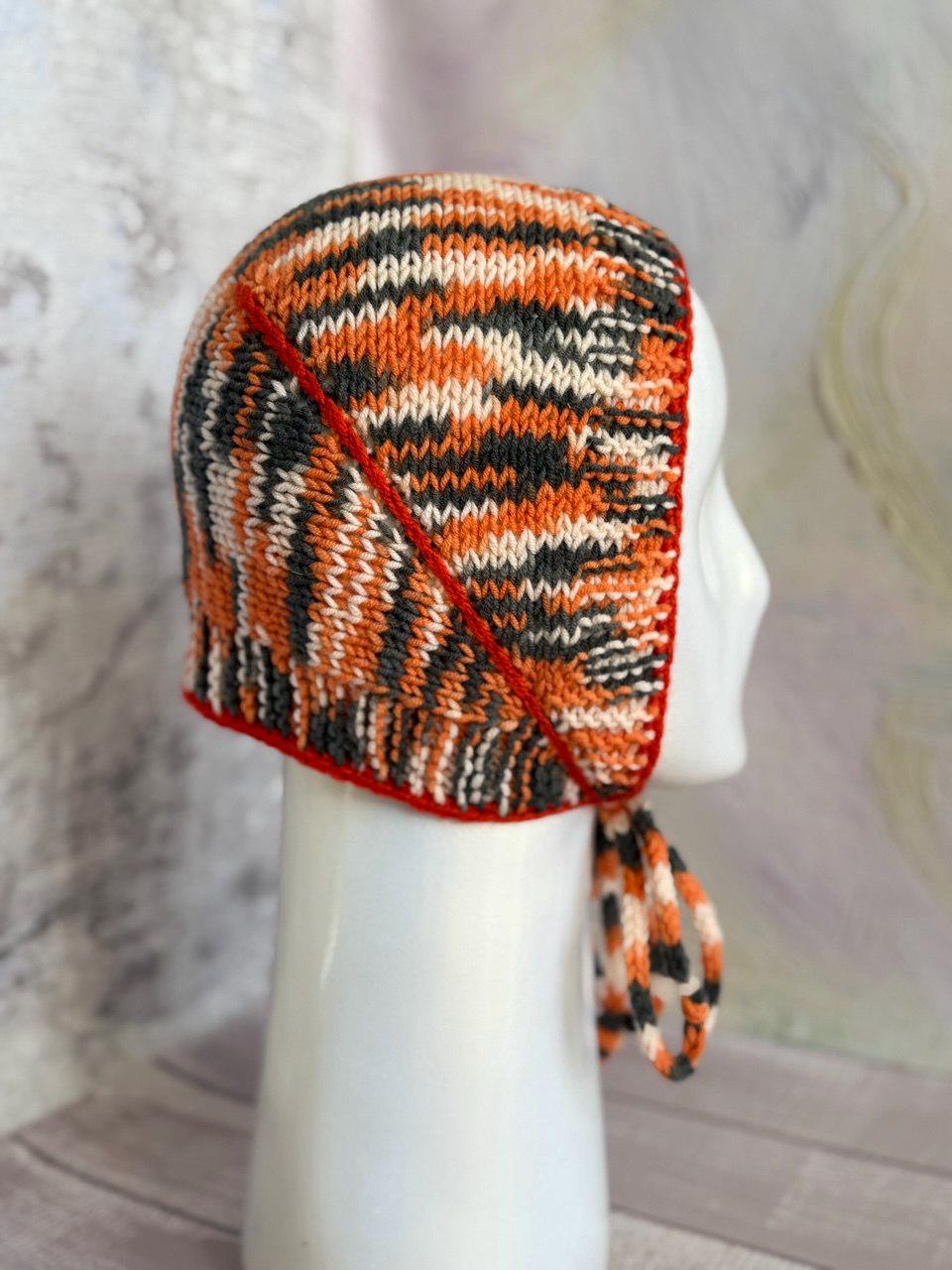 Vintage Style Frauen Mütze Mit Langen Krawatten, Weiche Warme Wolle Batik Wintermütze, Handgefertigtes Herbstfarben Farbverlaufsgarn, Lustiger Hut von NeYuknits