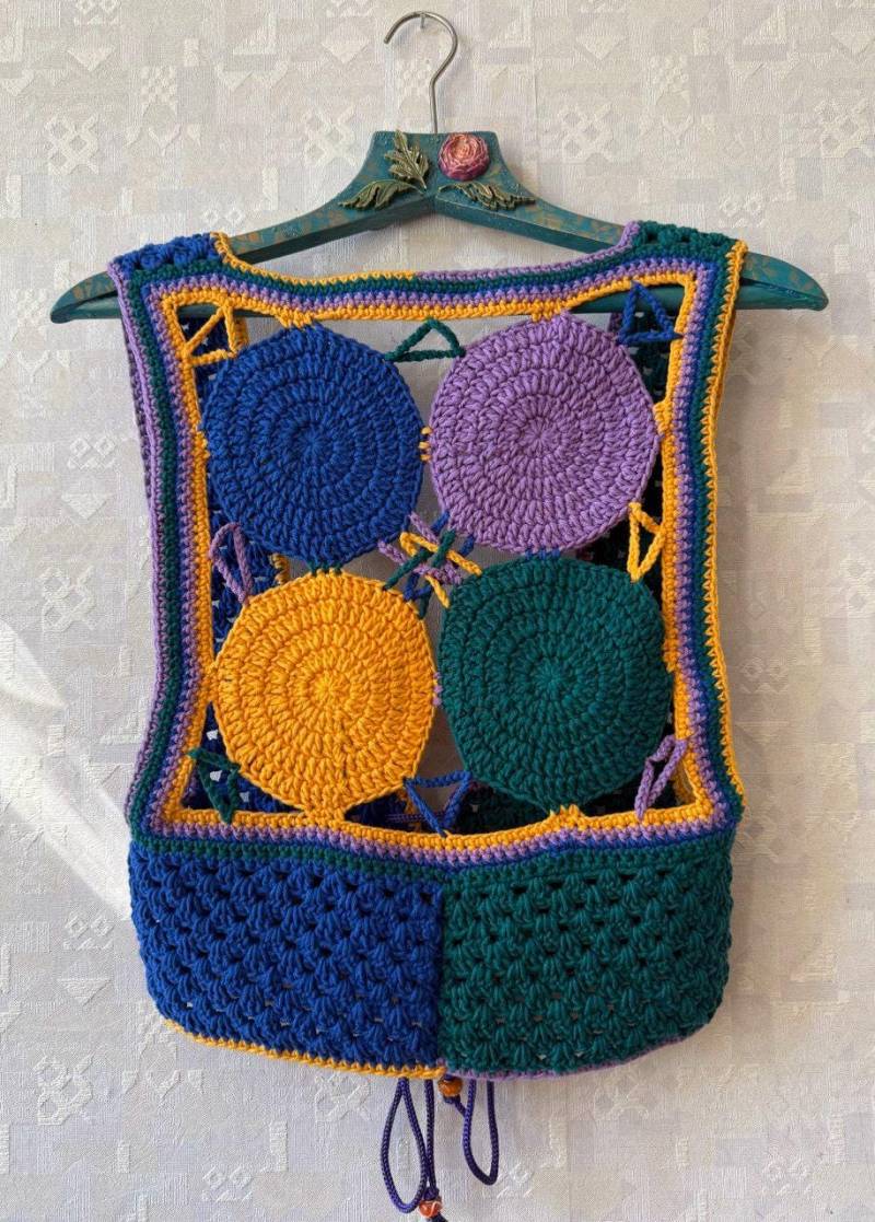 Vivid Circle Corsage On Laces Gehäkelte Baumwoll-Boho-Weste, Kleine Bunte Weste, Schulanfang-stil, Geschenk Für Sie, Weiches Ärmelloses Top von NeYuknits