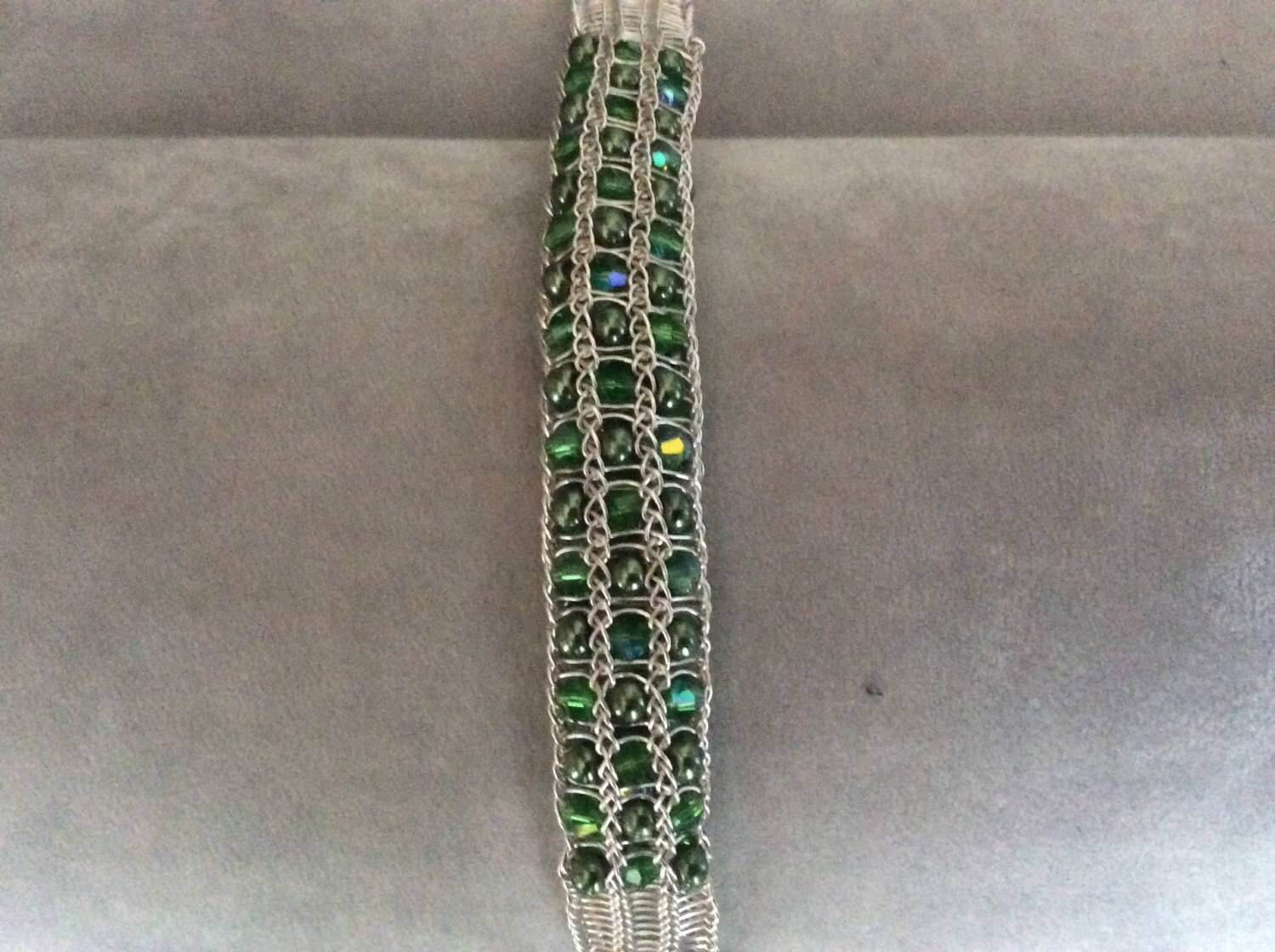 Armband, Hand Gestrickt Mit Emerald Swarovski von NeatVikingJewelry