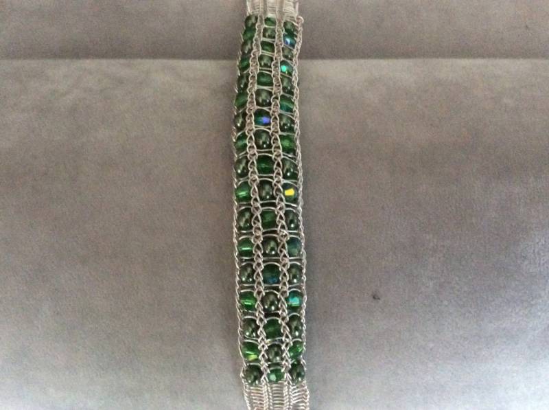 Armband, Hand Gestrickt Mit Emerald Swarovski von NeatVikingJewelry