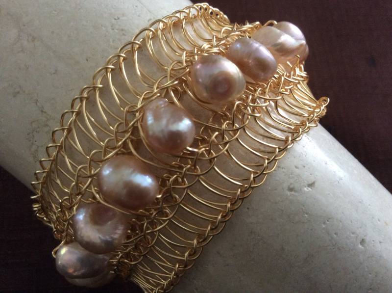 Breite Flache , 14 K Goldkette Und Rosa Perlen von NeatVikingJewelry