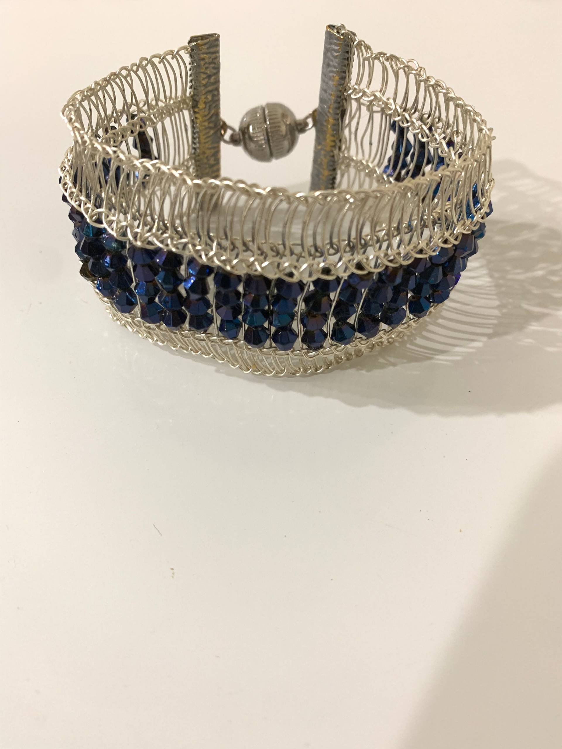 Breites Silbernes Und Blaues Armband. Verkauft von NeatVikingJewelry