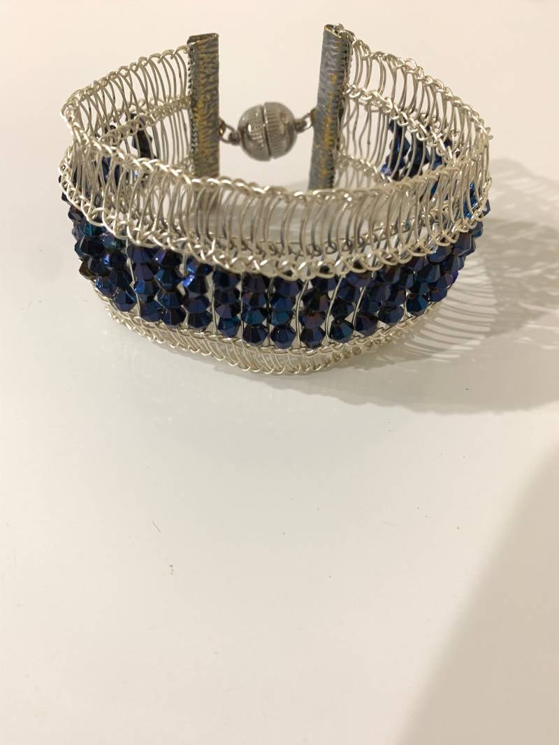 Breites Silbernes Und Blaues Armband. Verkauft von NeatVikingJewelry