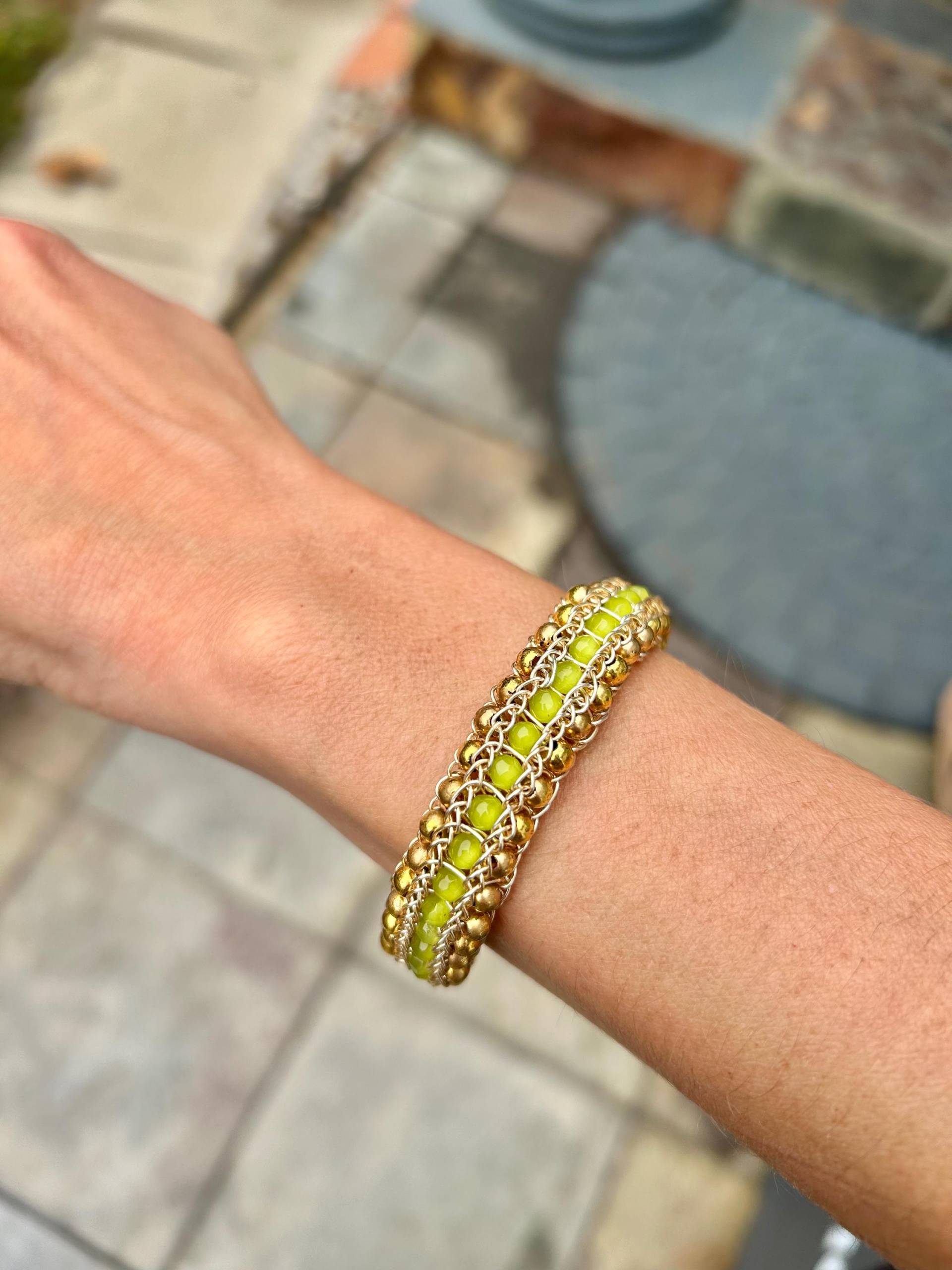 Ein Halbflaches Armband, Gold & Gelbgrün von NeatVikingJewelry