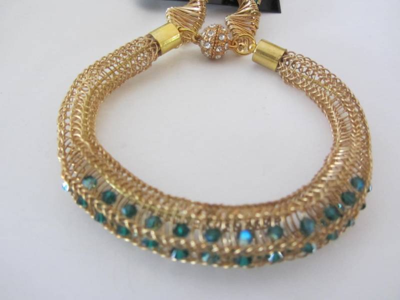 Weihnachtliche, Grüne Swarovski Perlen in Gold, Armband Und Ohrringe von NeatVikingJewelry