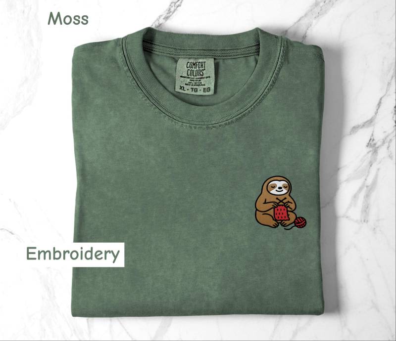 Besticktes Faultier Strick-Shirt Komfort Farben T-Shirt, Tier Liebhaber Geschenk von NeatlyThreadedCrafts