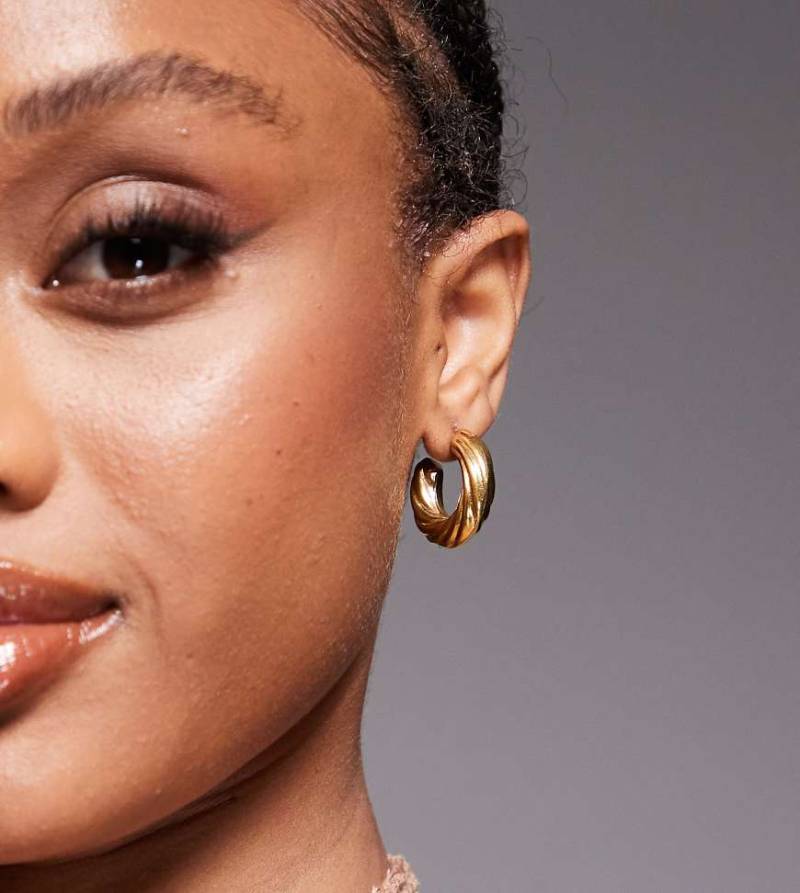 Neck On The Line - 25 mm dicke, vergoldete Creolen mit verdrehtem Design-Goldfarben von Neck On The Line