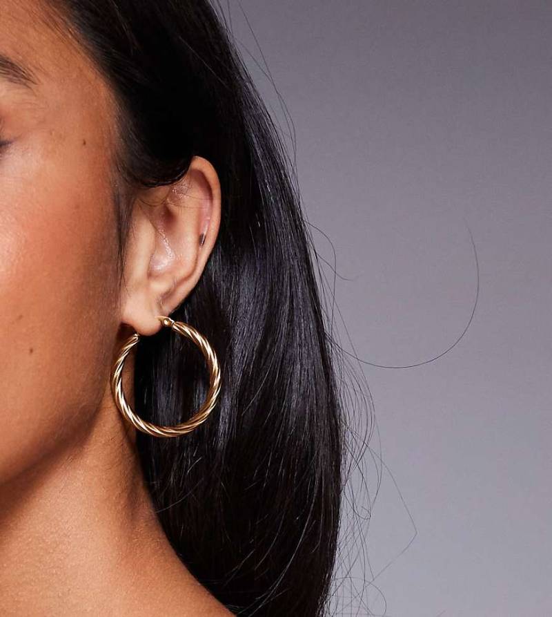 Neck On The Line - Albany - 35-mm-Creolen aus vergoldetem Edelstahl mit Strukturmuster-Goldfarben von Neck On The Line