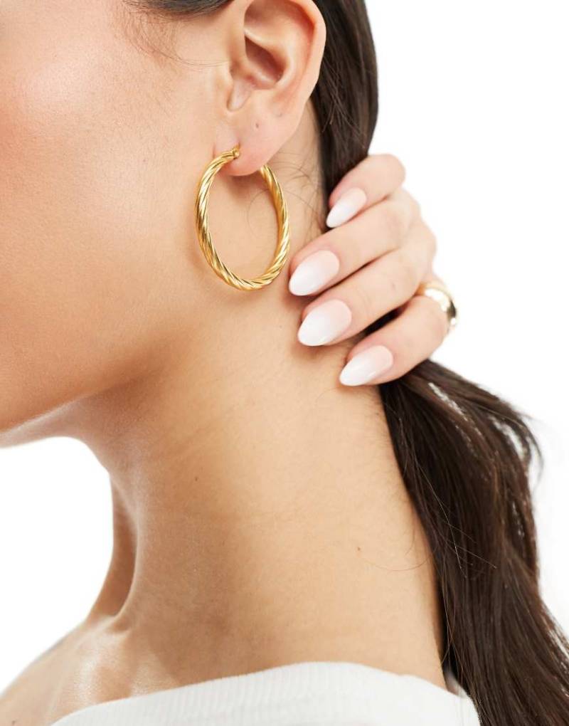 Neck On The Line - Albany - 40-mm-Creolen aus vergoldetem Edelstahl mit Strukturmuster-Goldfarben von Neck On The Line