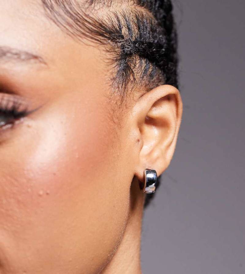 Neck On The Line - Kleine breite Creolen aus silberfarbenem Edelstahl von Neck On The Line