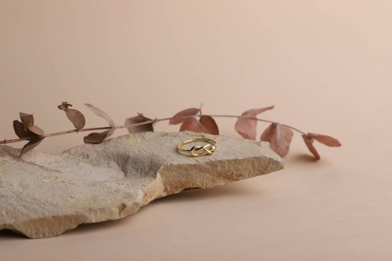 Zierlicher Unendlichkeitsknoten Ring Sterling Silber Verlobungsring von NecklaceDreamWorld