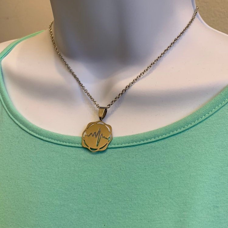 Elektrokardiogramm Anhänger Aus Edelstahl Mit Herzschlag von NecklacesJC