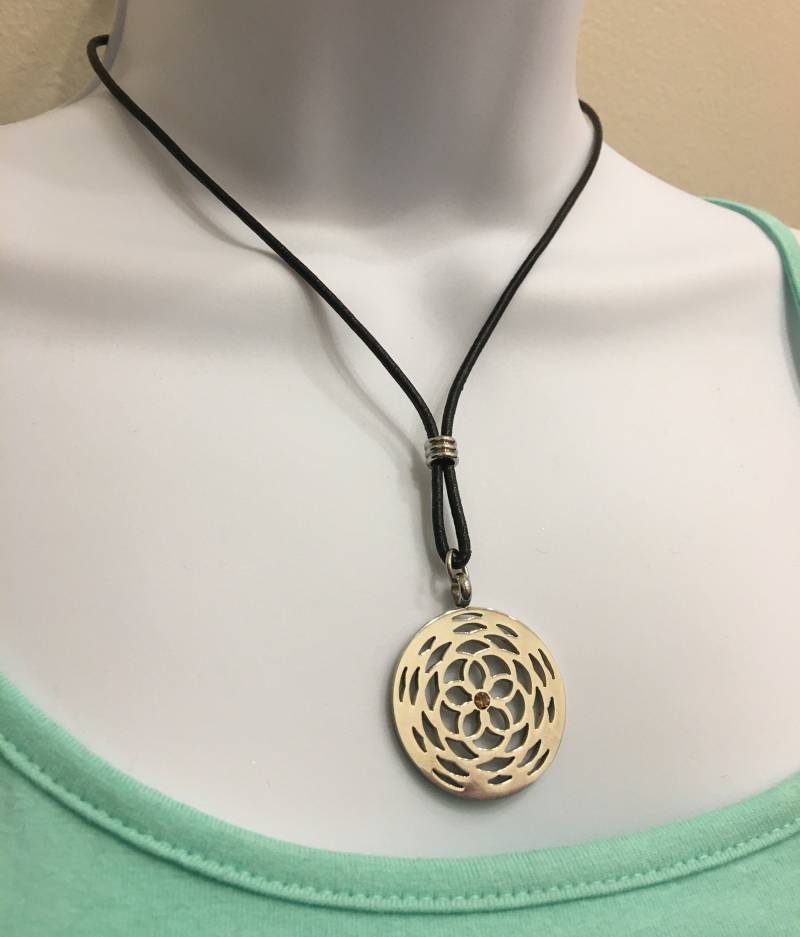 Flower Von Life Edelstahl Halskette, 2mm 17-18Inches Verstellbare Schwarze Leder Halskette Schnur von NecklacesJC