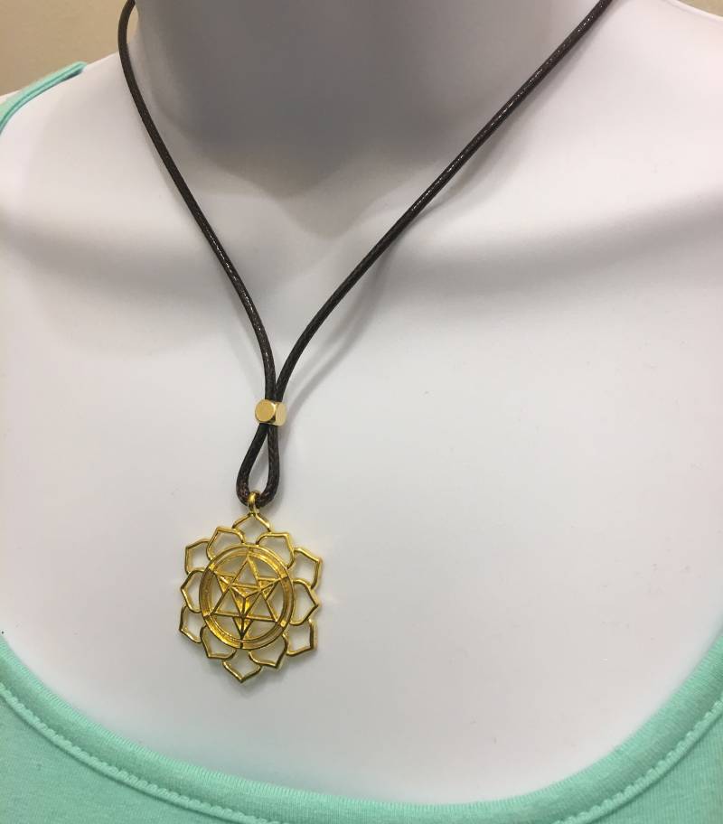 Gold Überzogene Merkaba Meditations-Anhänger-Halskette Hohler Runder Charme von NecklacesJC