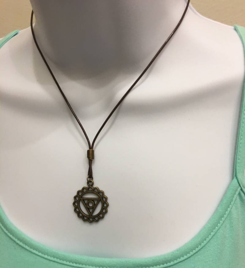 Halschakra Halskette Antike Bronze Vishuddha Anhänger, Verstellbare Kordel von NecklacesJC