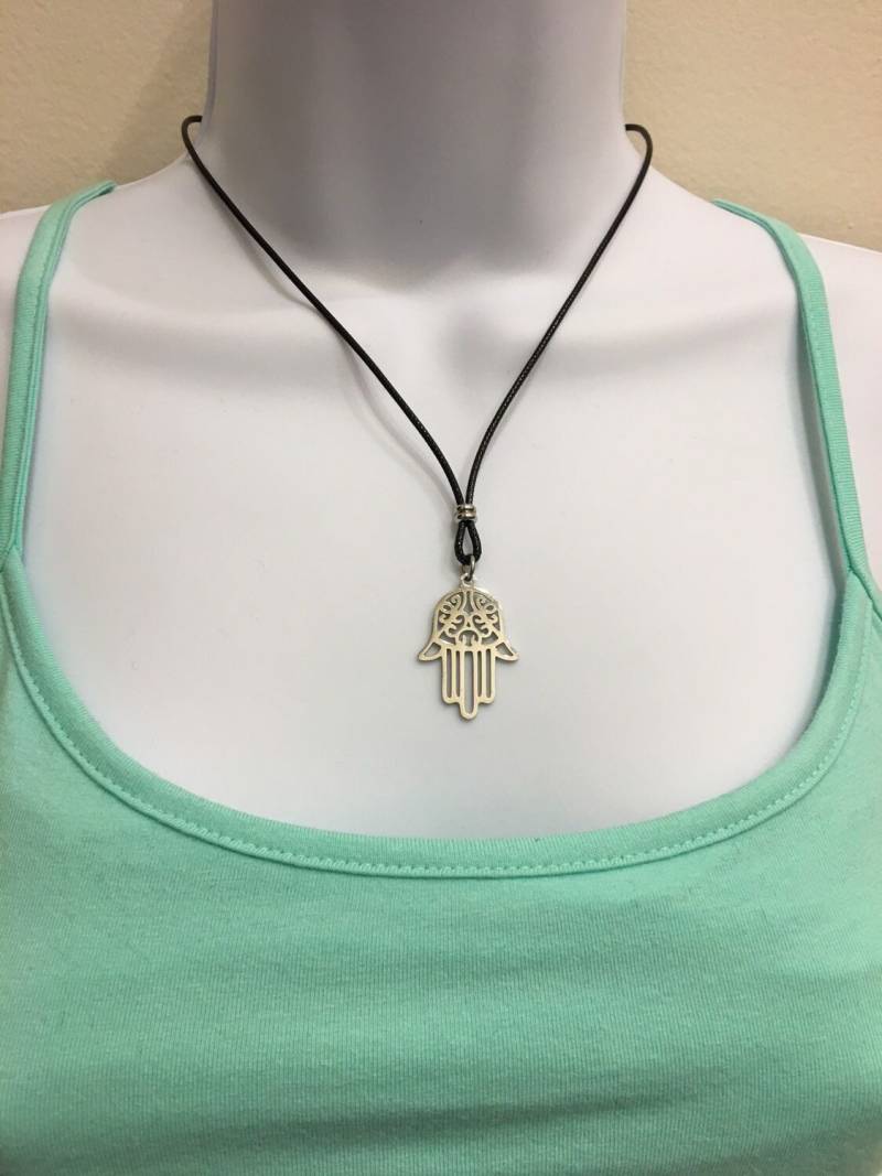 Hamsa Fatima Hand Edelstahl Halskette, 1, 5 Mm 16-18 Zoll Einstellbar Gewachstes Baumwollband | Kunstleder von NecklacesJC