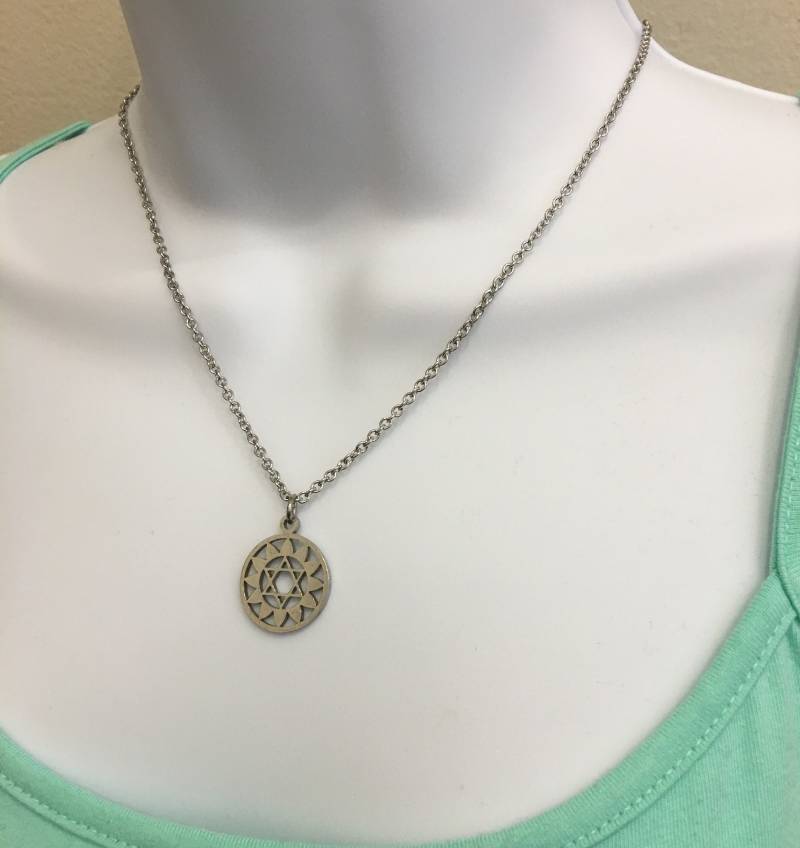 Herzchakra-Halskette Edelstahlanhänger Mit 40 cm Verlängerungskette von NecklacesJC